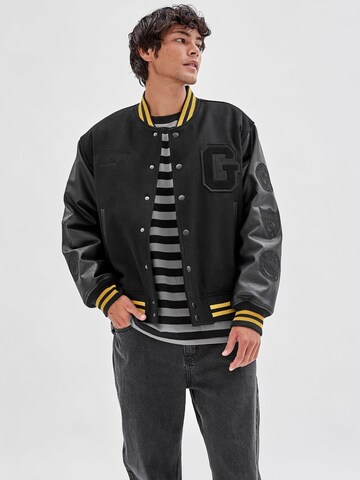 GUESS Übergangsjacke 'Batman-Patch' in Schwarz: Vorderseite