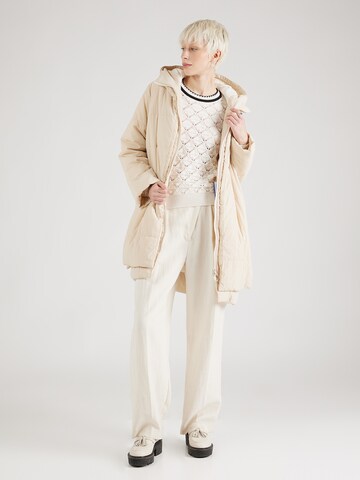 Cappotto invernale di Embassy of Bricks and Logs in beige