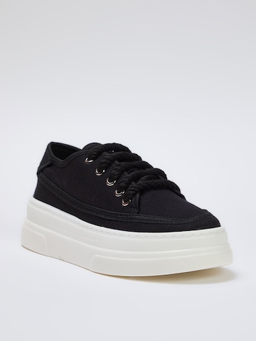 Trendyol Platform trainers in Black: front