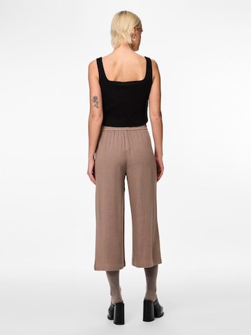 Loosefit Pantaloni 'Vinsty' di PIECES in marrone