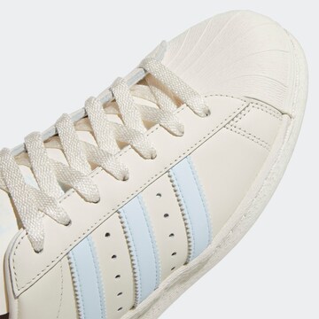 ADIDAS ORIGINALS Trampki niskie 'Superstar 82' w kolorze beżowy