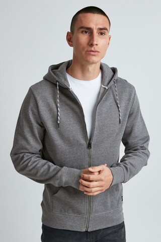 11 Project - Sudadera con cremallera 'OLIAS' en gris: frente
