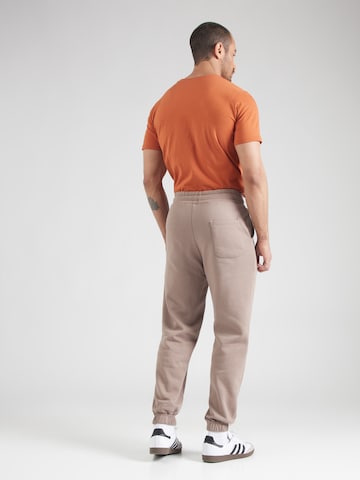 ALPHA INDUSTRIES Ozke Hlače | rjava barva: zadnja stran