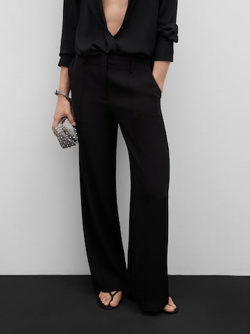 MANGO Regular Pressveckad byxa 'Abel' i svart: framsida