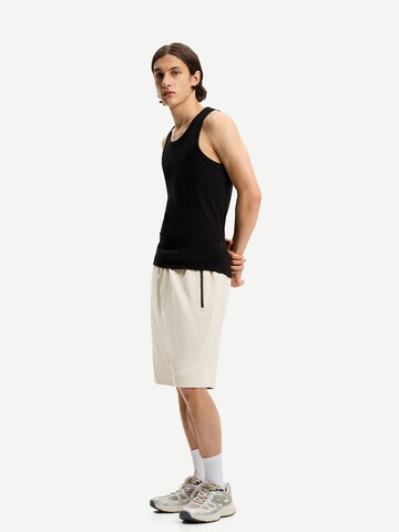 Bershka Loosefit Housut värissä beige: etupuoli