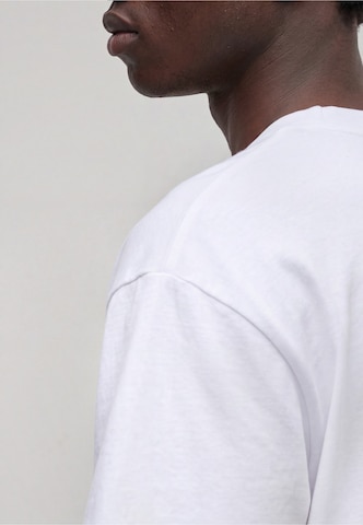 Tricou de la Karl Kani pe alb