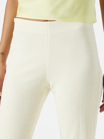 Regular Pantalon NA-KD en blanc