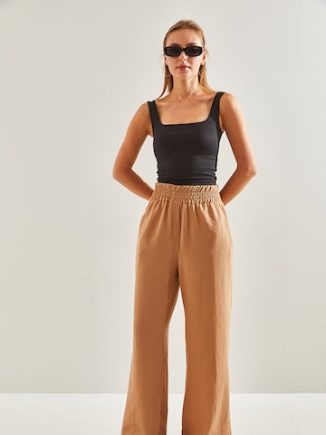 Bianco Lucci - Pierna ancha Pantalón en marrón