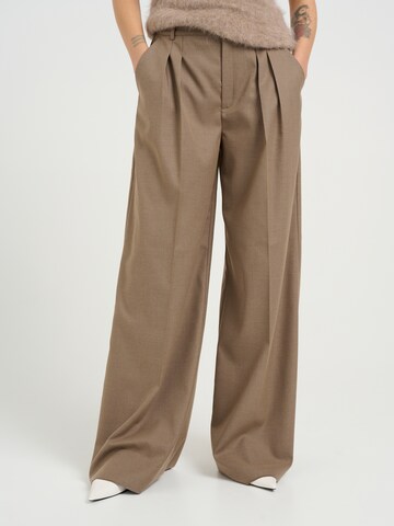 Wide leg Pantaloni con pieghe 'Cacia' di Gestuz in marrone: frontale