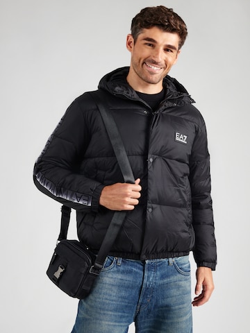 EA7 Emporio Armani Φθινοπωρινό και ανοιξιάτικο μπουφάν σε μαύρο: μπροστά