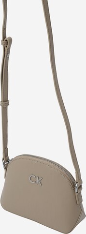 Calvin Klein Taška cez rameno 'Re-Lock' - Sivá