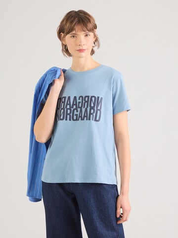 MADS NORGAARD COPENHAGEN - Camiseta 'Single Cotton Trenda P' en azul: frente