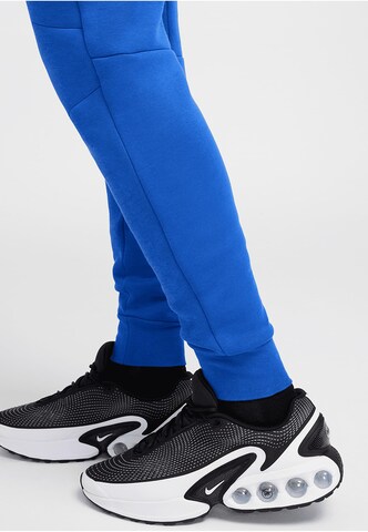 NIKE Tapered Broek in Blauw