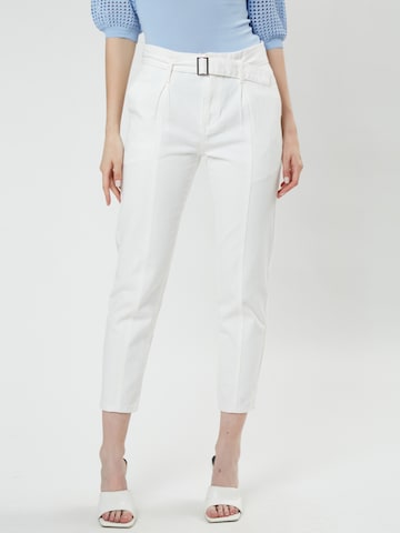 Influencer - Tapered Pantalón vaquero plisado en blanco: frente