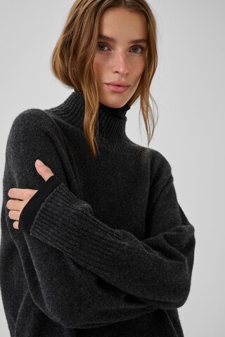 My Essential Wardrobe Sweter w kolorze czarny