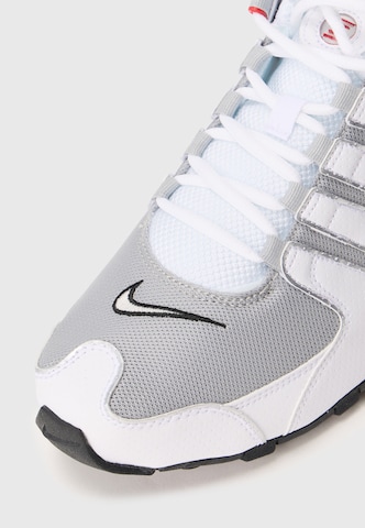 Nike Sportswear Matalavartiset tennarit 'Shox NZ' värissä valkoinen
