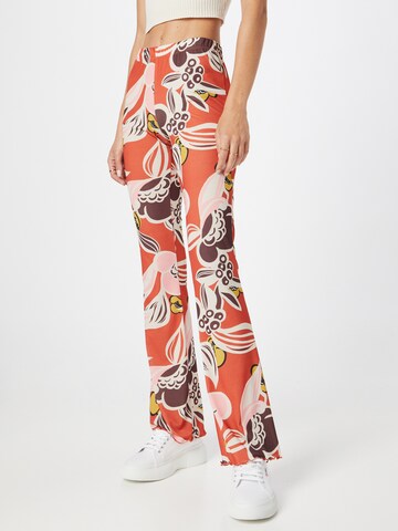 NEON & NYLON Flared Broek in Oranje: voorkant