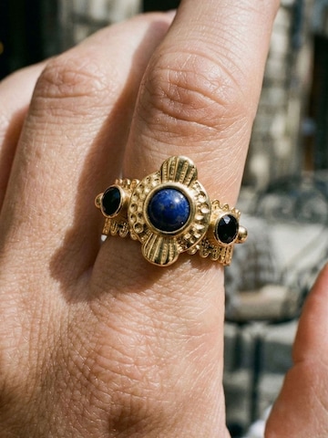 Nemomatheo Ring 'Byzantine – Statement-Ring mit Lapislazuli & Akzentsteinen' in Gold