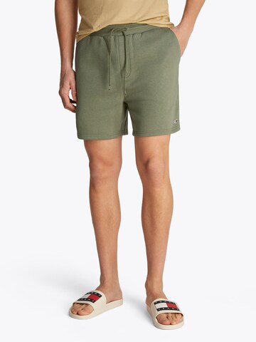 Tommy Jeans Loosefit Shorts in Grün: Vorderseite