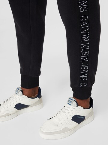Calvin Klein Jeans Tapered Hose in Schwarz