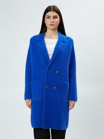 Cappotto di mezza stagione 'Fluffy' di Influencer in blu: frontale