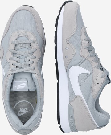 Baskets basses 'Venture Runner' Nike Sportswear en gris