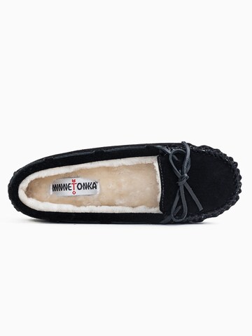 Minnetonka - Pantufa 'Cally' em preto