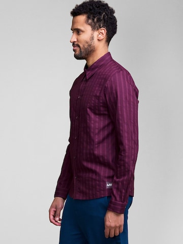 4funkyflavours - Regular Fit Camisa 'Alone & Unafraid' em vermelho