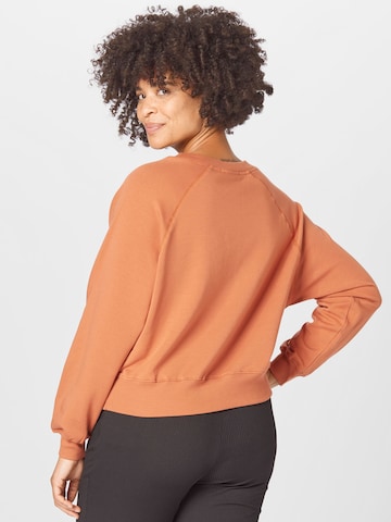 ABOUT YOU Curvy - Sweatshirt 'Marin' em castanho