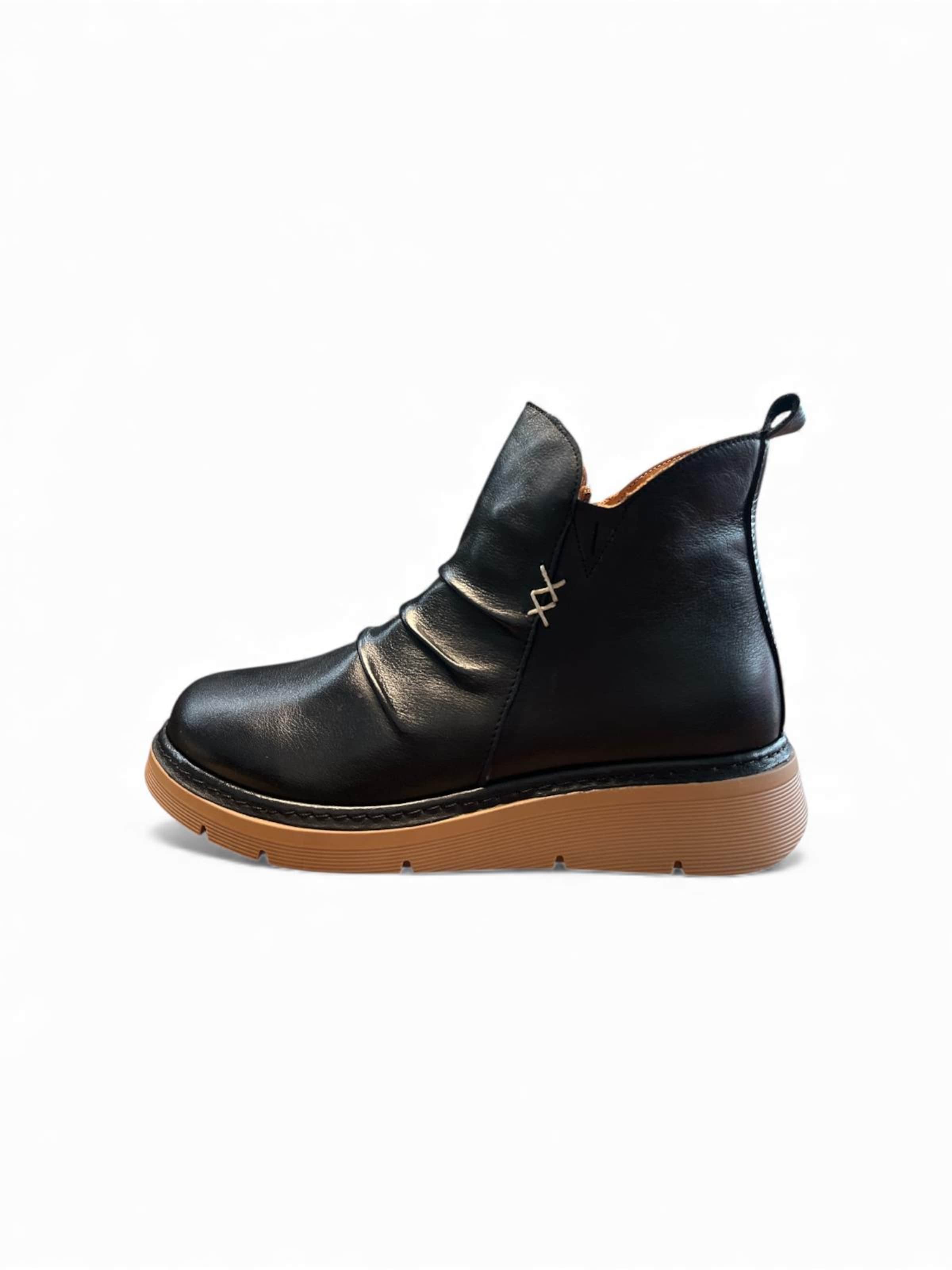 Begoria Boots in Black: front