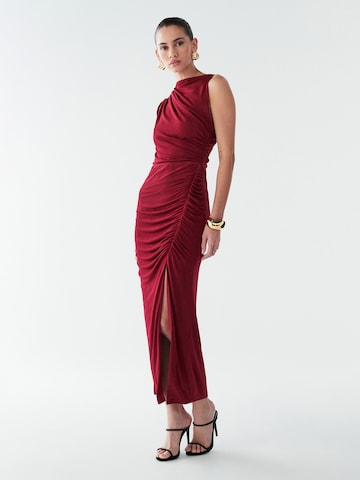 Rochie 'Eternity' de la BWLDR pe roșu