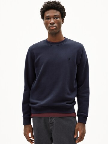 Sweat-shirt ARMEDANGELS en bleu : devant