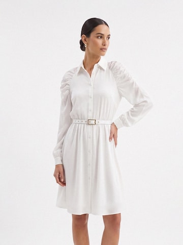 Abito 'Gathered Raglan Sleeve Viscose Midi Shirt Dress With Belt' di AVENUE N°29 in bianco: frontale