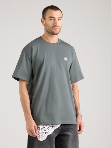 Iriedaily T-Shirt 'Play Different' in Grün: Vorderseite