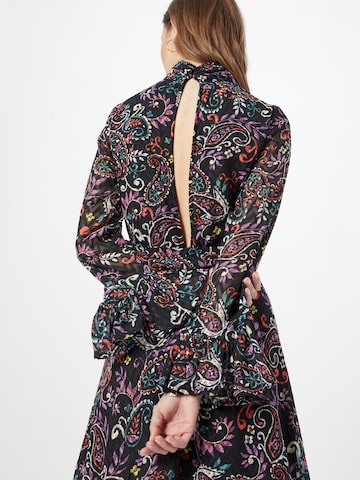 Rochie de la Warehouse pe negru
