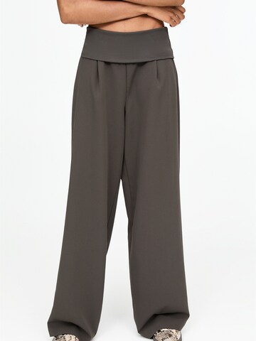 Pull&Bear Wide Leg Bukser med lægfolder i grå: forside