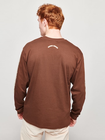 T-Shirt 'TÖRÖÖÖ' ABOUT YOU x StayKid en marron : derrière