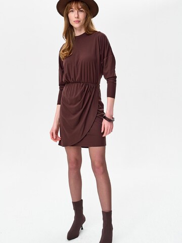 Blue Shadow Kleid‌‌‌‌‌‌‌‌‌ in Braun