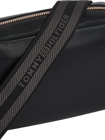 Borsa a tracolla 'Tommy Hilfiger Sac Bandoulière Th Logotape AW0AW17689 Noir' di TOMMY HILFIGER in nero