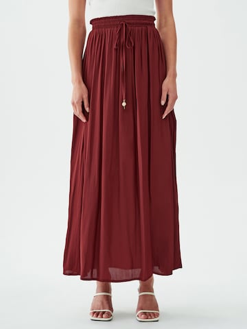 The Fated Skirt 'RELUDE' in Red: front