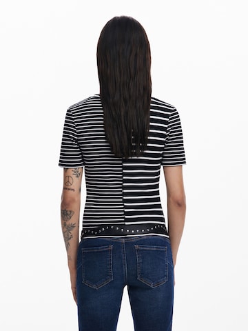 Tricou de la Desigual pe negru