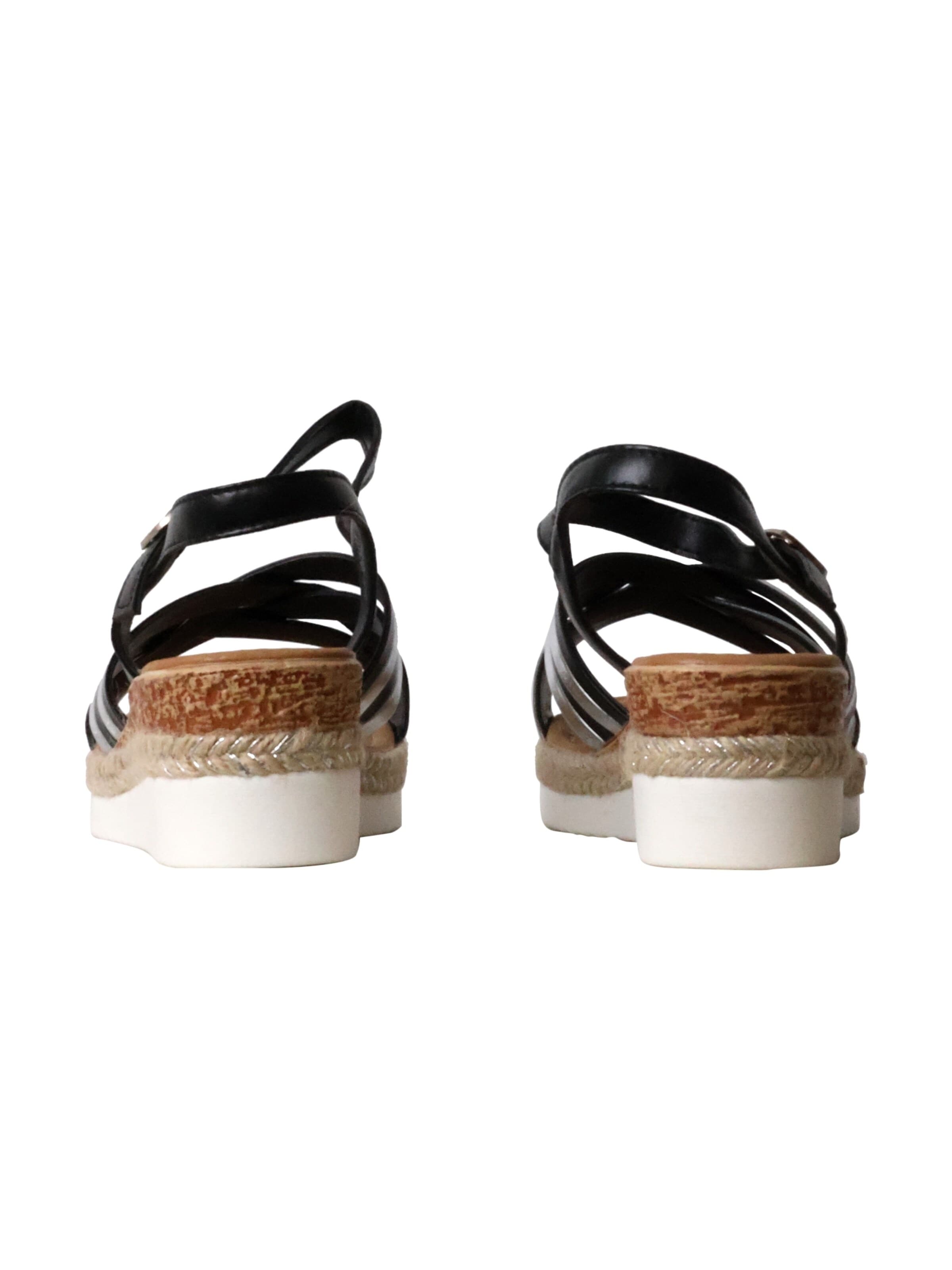 Sandalo 'Sandalen mit Keilabsatz und Riemchen' di The Divine Factory in nero
