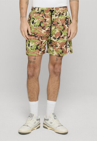 Unfair Athletics Loosefit Shorts 'Woodland' in Grün: Vorderseite