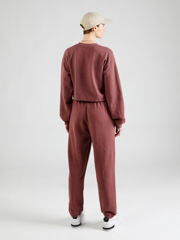 BDG Urban Outfitters - Tapered Calças em vermelho