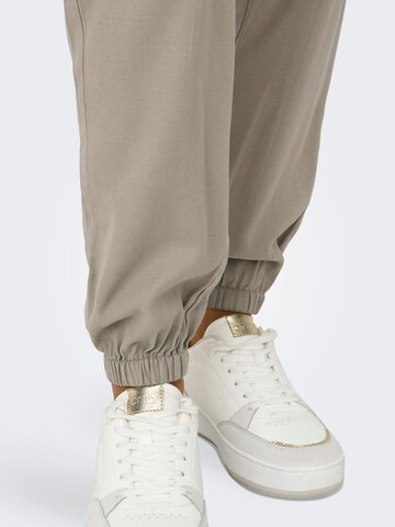 Effilé Pantalon cargo 'Aris' ONLY en beige