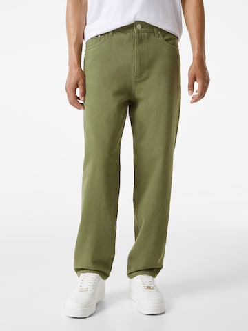 Bershka Regular Jeans in Green: front