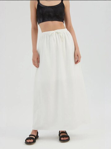 Gonna di Hiccup in bianco: frontale