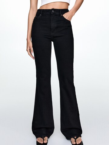 Pull&Bear Flared Jeans in Zwart: voorkant
