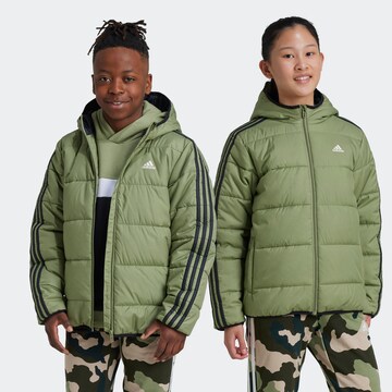 T-Shirt 'ESSENTIAL' ADIDAS SPORTSWEAR en vert : devant