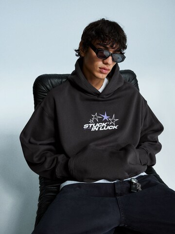 Bershka Sweatshirt 'BOLA 8' i grå